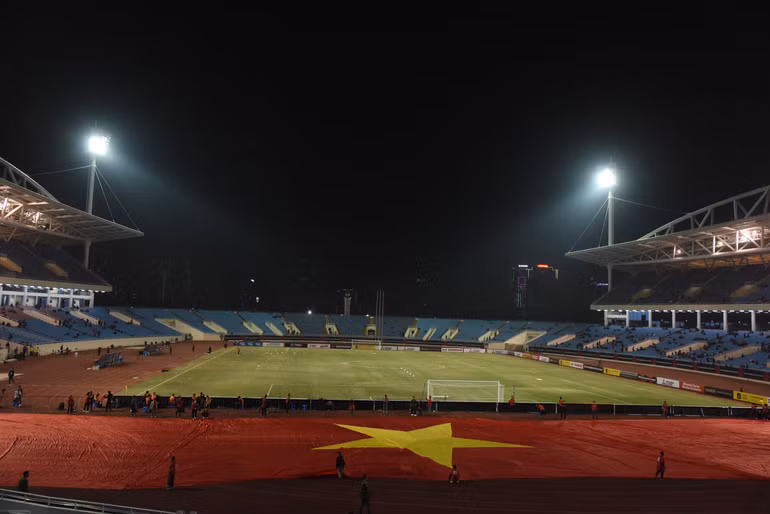 Quốc kỳ Việt Nam siêu khổng lồ được mang vào sân. Quốc kỳ Việt Nam siêu khổng lồ được mang vào sân.