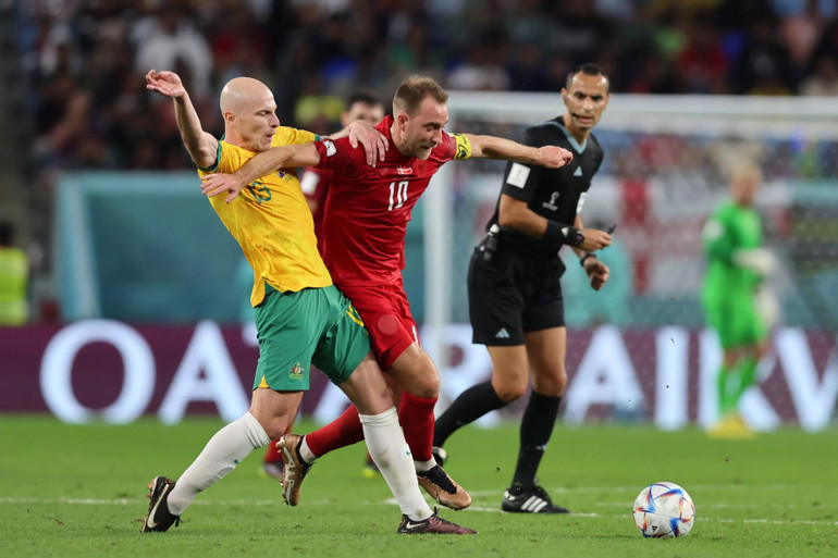 Trung vệ Aaron Mooy gây khó dễ với Christian Eriksen. (Ảnh: Getty)