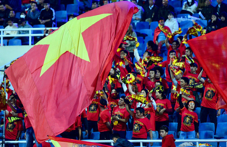 Cổ động viên đến với sân Mỹ Đình.