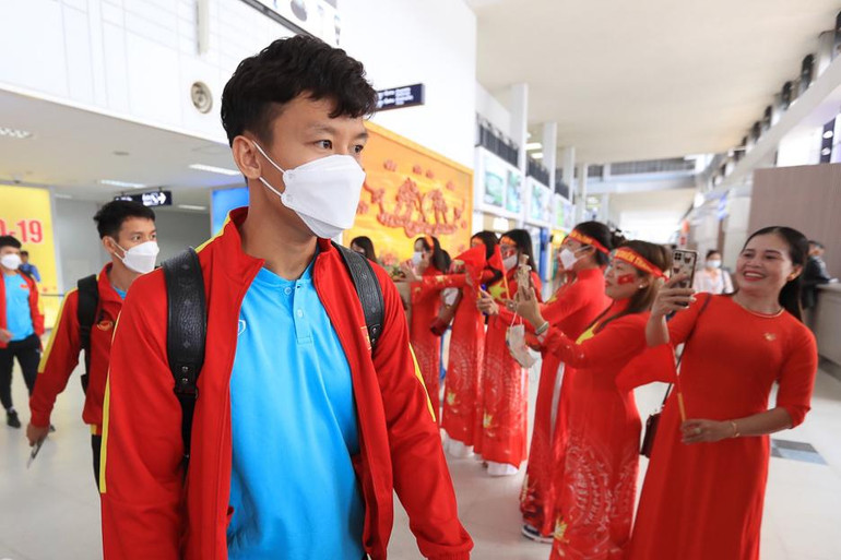 Cổ động viên Việt Nam trong trang phục áo dài truyền thống. (Ảnh: VFF)