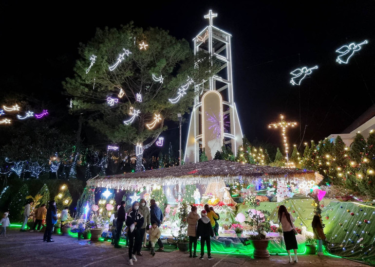 Các nhà thờ tại Đà Lạt được trang trí đèn hoa lung linh ánh sáng. Các nhà thờ tại Đà Lạt được trang trí đèn hoa lung linh ánh sáng.