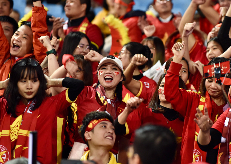 Cùng với đó là những câu hô vang khẩu hiệu "Việt Nam, Việt Nam".