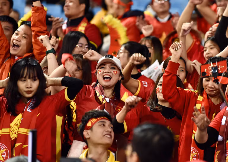 Cùng với đó là những câu hô vang khẩu hiệu "Việt Nam, Việt Nam". Cùng với đó là những câu hô vang khẩu hiệu "Việt Nam, Việt Nam".
