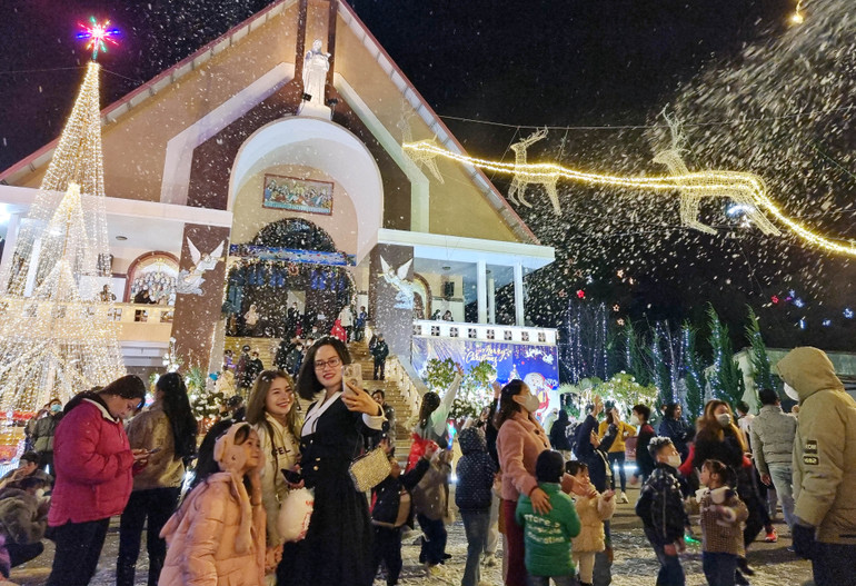 Người dân thích thú với màn tuyết nhân tạo. Người dân thích thú với màn tuyết nhân tạo.