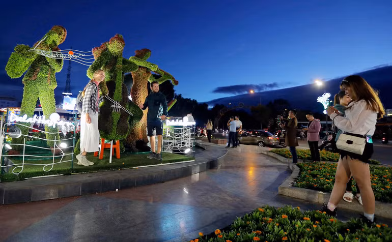 Du khách nước ngoài với mùa hội hoa Đà Lạt. Du khách nước ngoài với mùa hội hoa Đà Lạt.