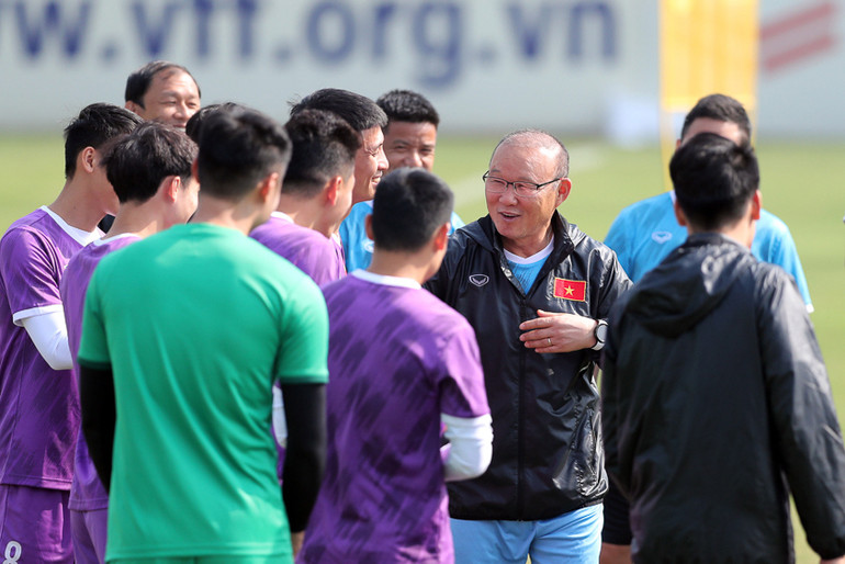 HLV Park Hang-seo cùng các học trò tại buổi tập. (Ảnh: VFF)