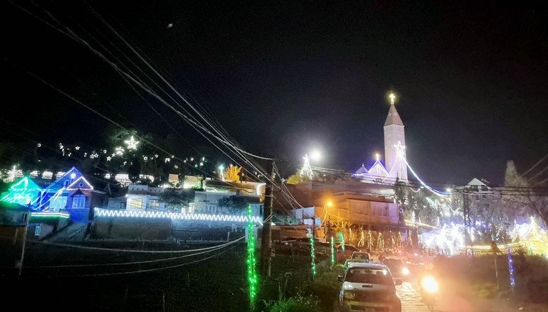 Xóm đạo ven đô Đà Lạt - Giáo xứ Thánh Mẫu đêm Giáng sinh. Xóm đạo ven đô Đà Lạt - Giáo xứ Thánh Mẫu đêm Giáng sinh.