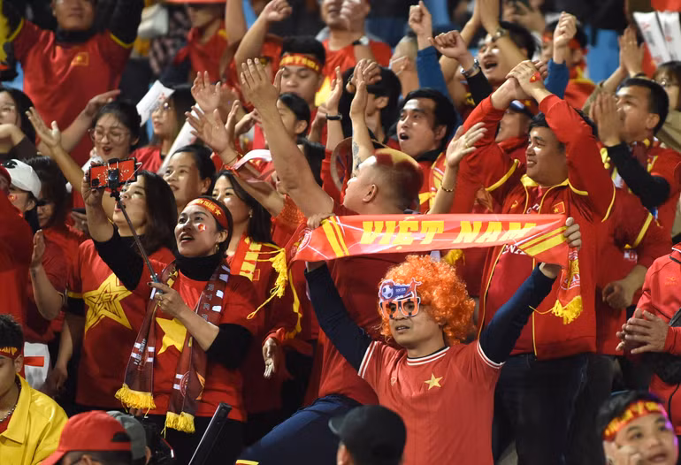 Những tiếng trống kèn đang vang khắp sân Mỹ Đình. Những tiếng trống kèn đang vang khắp sân Mỹ Đình.