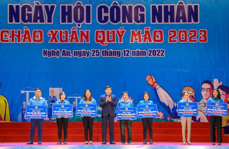 Trao tặng 7 nhà "Mái ấm Công đoàn" cho các đoàn viên có hoàn cảnh khó khăn. Trao tặng 7 nhà "Mái ấm Công đoàn" cho các đoàn viên có hoàn cảnh khó khăn.
