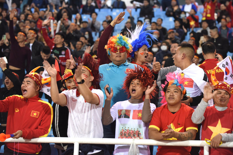 Sắc màu nơi khán đài.