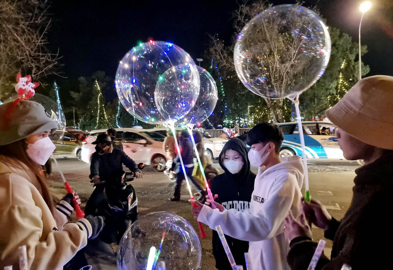 Những quả bóng gắn đèn hút khách trong đêm Noel. Những quả bóng gắn đèn hút khách trong đêm Noel.