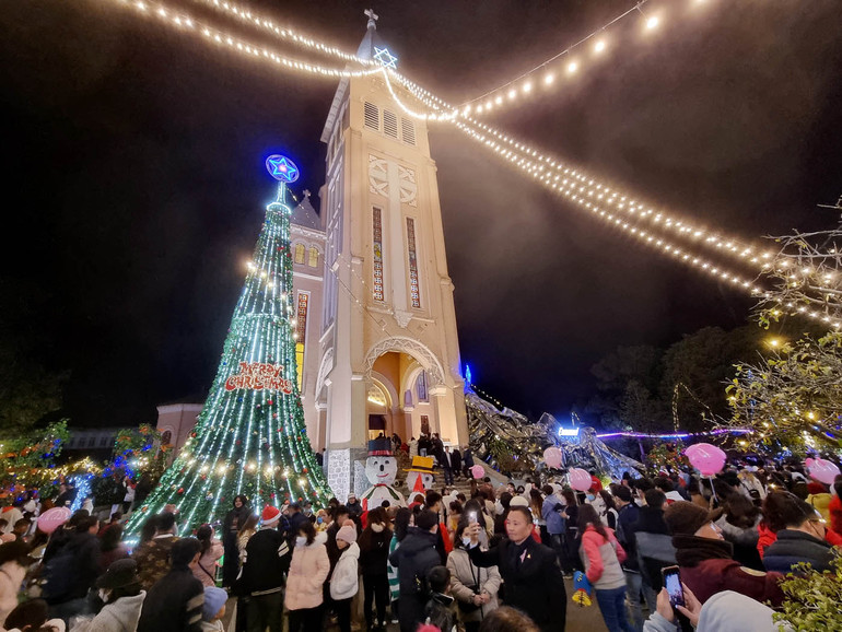 Trong khuôn viên nhà thờ Chánh tòa Đà Lạt đêm Giáng sinh. Trong khuôn viên nhà thờ Chánh tòa Đà Lạt đêm Giáng sinh.