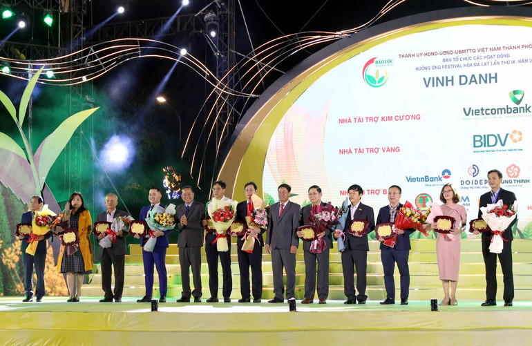 Tôn vinh các tổ chức, cá nhân, doanh nghiệp đồng hành chương trình “Bảo Lộc-Hương trà, sắc tơ”.