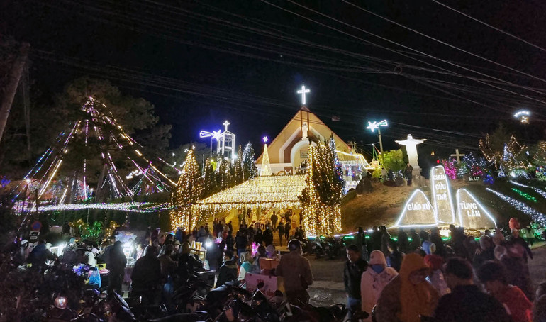 Giáo xứ Tùng Lâm đêm Giáng sinh. Giáo xứ Tùng Lâm đêm Giáng sinh.