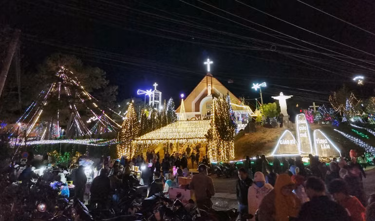Giáo xứ Tùng Lâm đêm Giáng sinh. Giáo xứ Tùng Lâm đêm Giáng sinh.