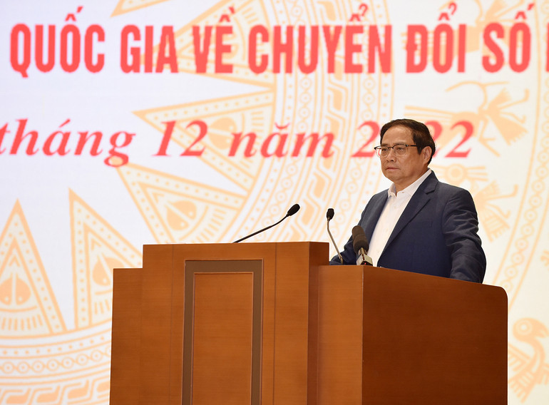 Thủ tướng nêu rõ năm 2023 dự báo thời cơ, thuận lợi và khó khăn, thách thức đan xen, nhưng khó khăn, thách thức nhiều hơn, lớn hơn. Nhiệm vụ chuyển đổi số quốc gia rất nặng nề, đòi hỏi chúng ta phải có quyết tâm cao, nỗ lực lớn, hành động quyết liệt, tập trung vào một số vấn đề trọng tâm.