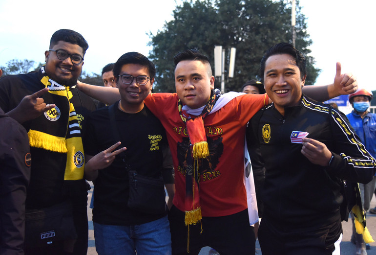 Giao lưu giữa người hâm mộ hai nước Việt Nam và Malaysia.