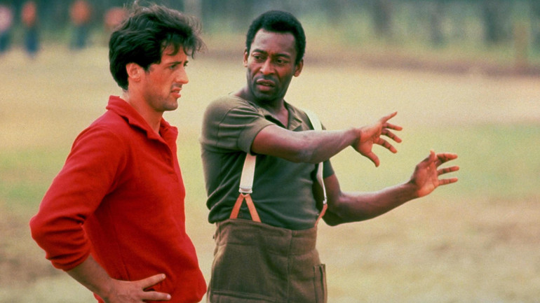 Pelé cùng Sylvester Stallone trong một hoạt cảnh phim Escape to Victory (1981).