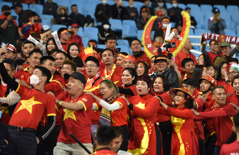Tinh thần những chiến binh sao vàng tràn ngập khán đài sân Mỹ Đình.