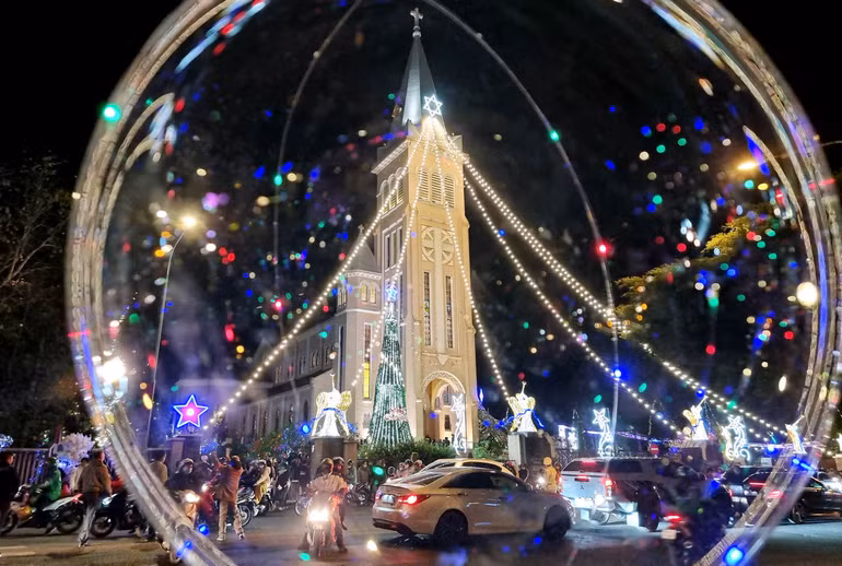 Nhà thờ Chánh tòa Đà Lạt lung linh qua quả bóng trong đêm Giáng sinh. Nhà thờ Chánh tòa Đà Lạt lung linh qua quả bóng trong đêm Giáng sinh.