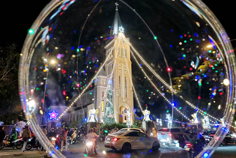 Nhà thờ Chánh tòa Đà Lạt lung linh qua quả bóng trong đêm Giáng sinh. Nhà thờ Chánh tòa Đà Lạt lung linh qua quả bóng trong đêm Giáng sinh.