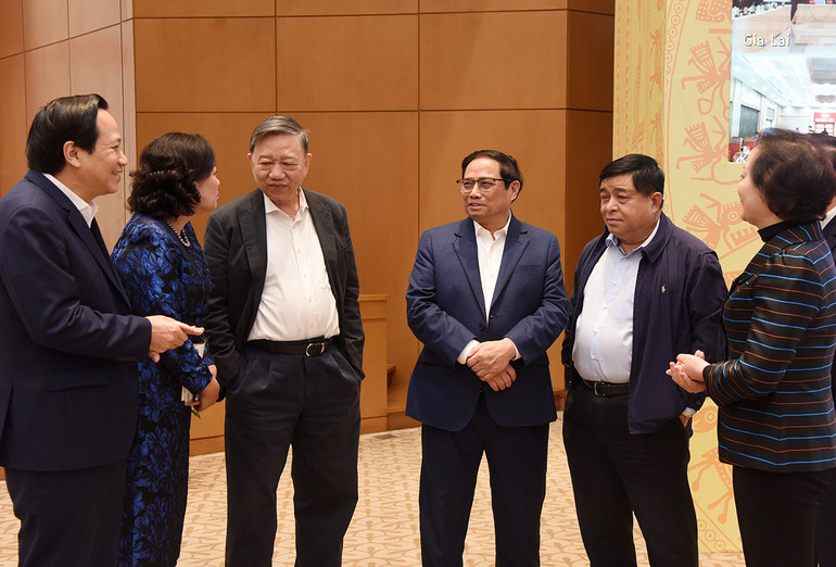 Các đại biểu trao đổi trong giờ nghỉ giải lao.