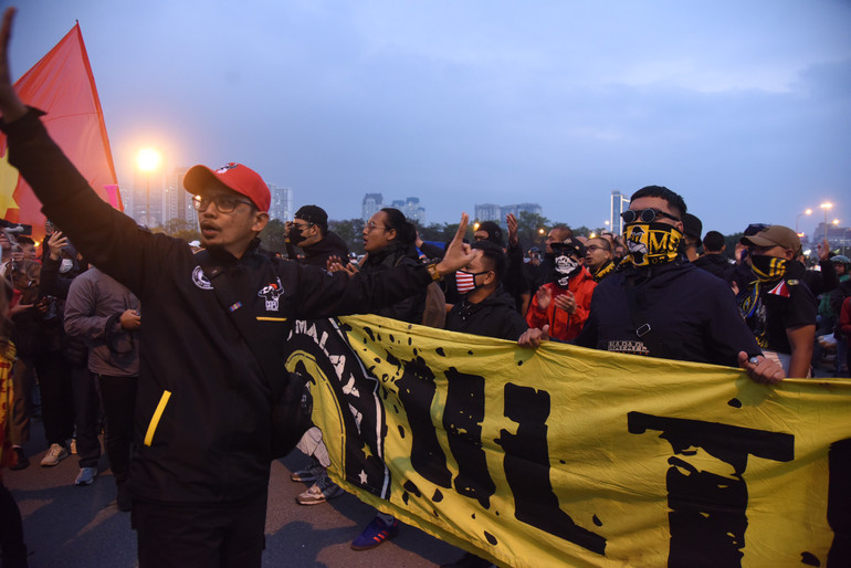 Cổ động viên Malaysia cũng mang tới không khí cuồng nhiệt không kém.