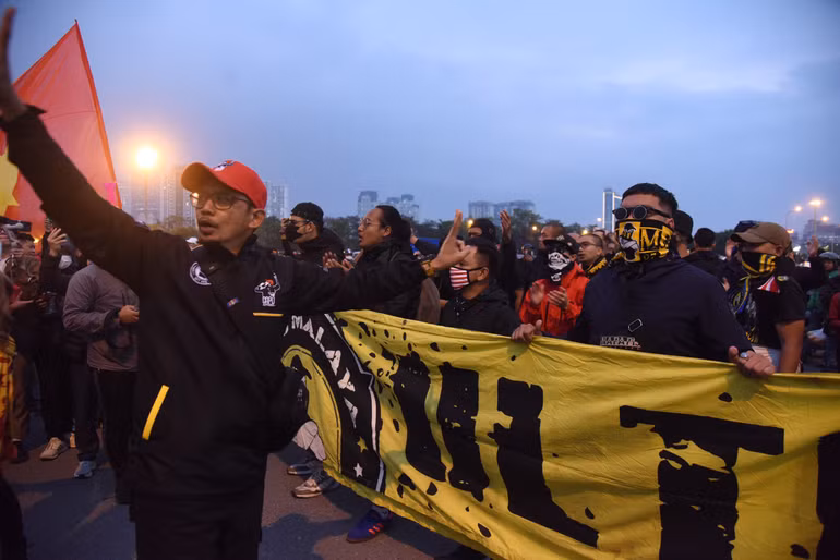 Cổ động viên Malaysia cũng mang tới không khí cuồng nhiệt không kém. Cổ động viên Malaysia cũng mang tới không khí cuồng nhiệt không kém.