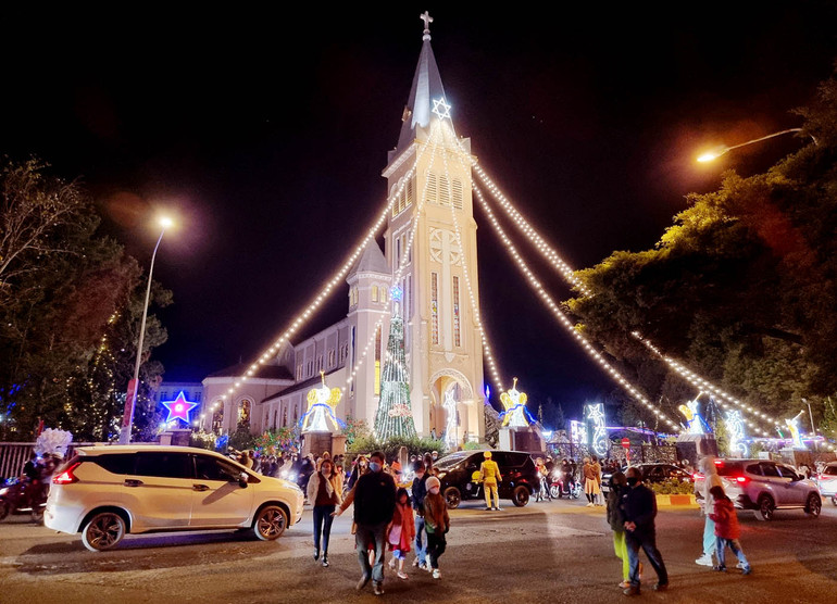 Phố khu vực trung tâm Đà Lạt đêm Giáng sinh. Phố khu vực trung tâm Đà Lạt đêm Giáng sinh.