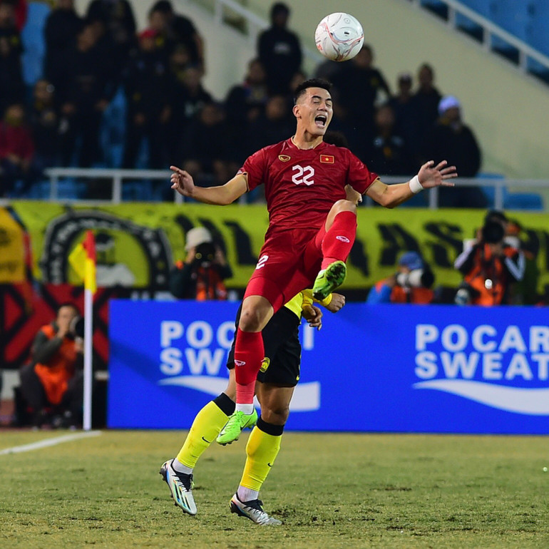 Tiến Linh bị các cầu thủ Malaysia theo kèm chặt chẽ.