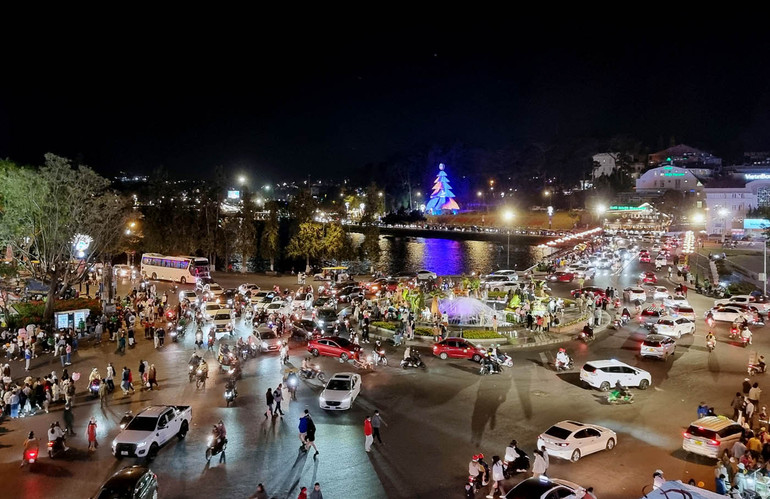 Trung tâm phố núi Đà Lạt đêm Giáng sinh. Trung tâm phố núi Đà Lạt đêm Giáng sinh.