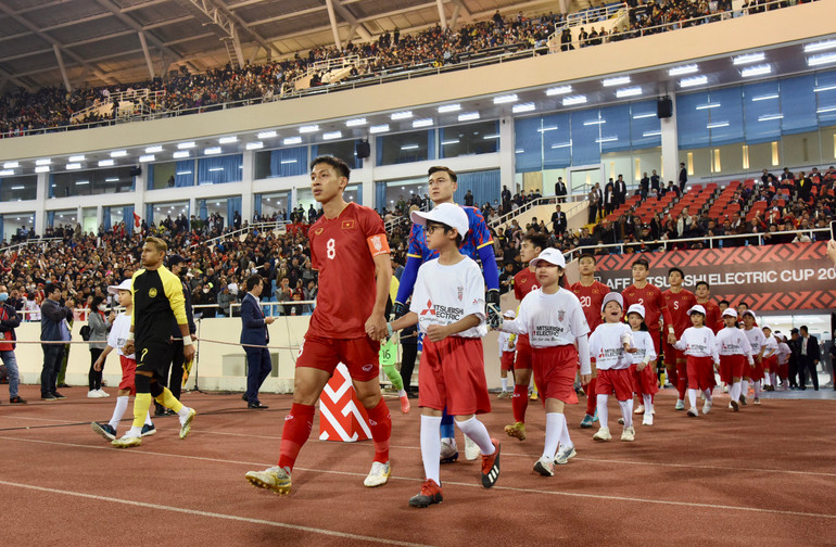 Các tuyển thủ ra sân.