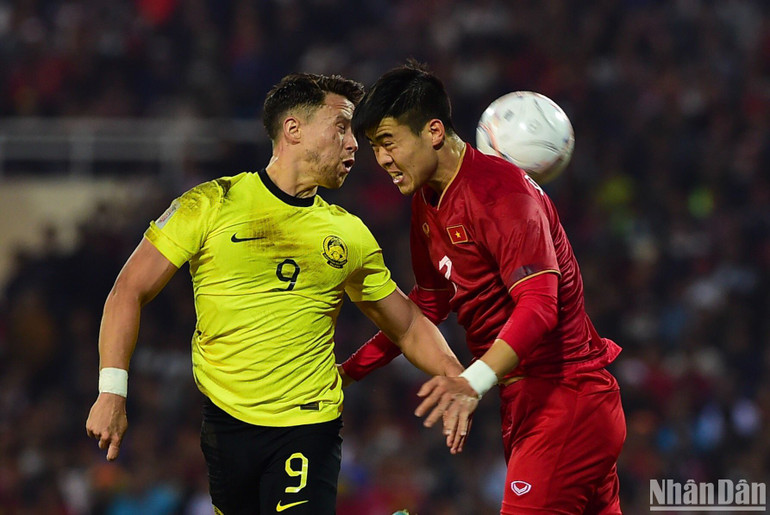 Khu vực trung tuyến xảy ra nhiều va chạm giữa cầu thủ hai đội. (Ảnh: TRẦN HẢI)