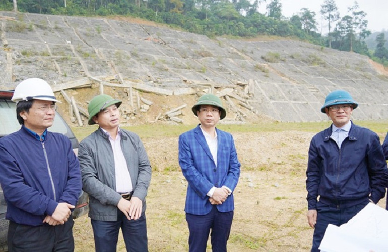 Phó Chủ tịch tỉnh Quảng Bình Phan Mạnh Hùng (đứng giữa) kiểm tra hiện trường.