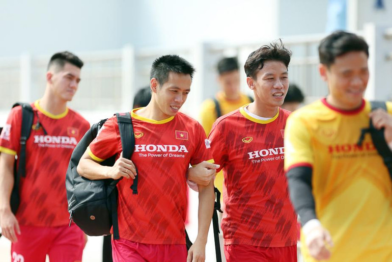 Văn Quyết cùng các đồng đội di chuyển ra sân bay. (Ảnh: VFF)