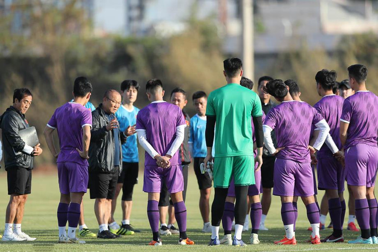 HLV Park Hang-seo dặn dò các học trò trong buổi tập. (Ảnh: VFF)