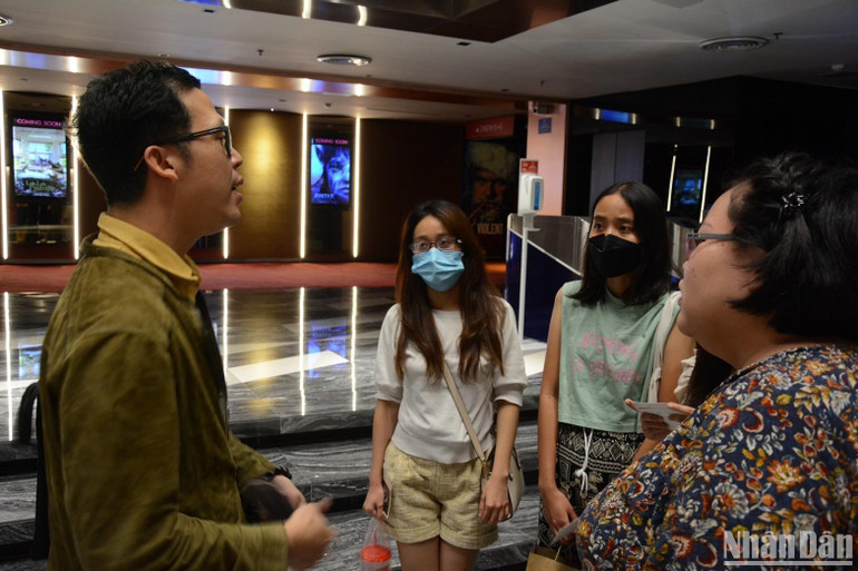 Đạo diễn Vũ Mạnh Cường trò chuyện với khán giả sau buổi chiếu.