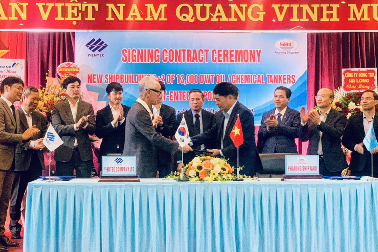 Lãnh đạo Công ty đóng tàu Phà Rừng và Công ty Y-ENTEC (Hàn Quốc) ký kết hợp đồng đóng mới lô tàu 13 nghìn tấn.