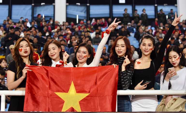 Nét duyên dáng bên khán đài.