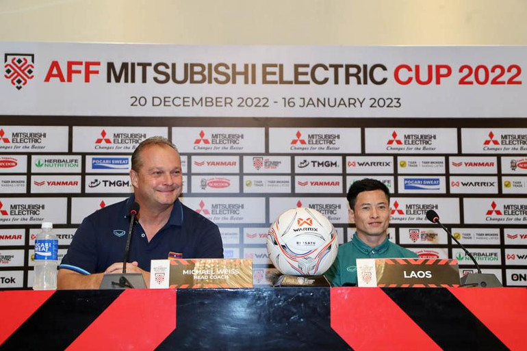 HLV Michael Weiss và đội trưởng Soukaphone Vongchiengkham của đội tuyển Lào. (Ảnh: VFF)