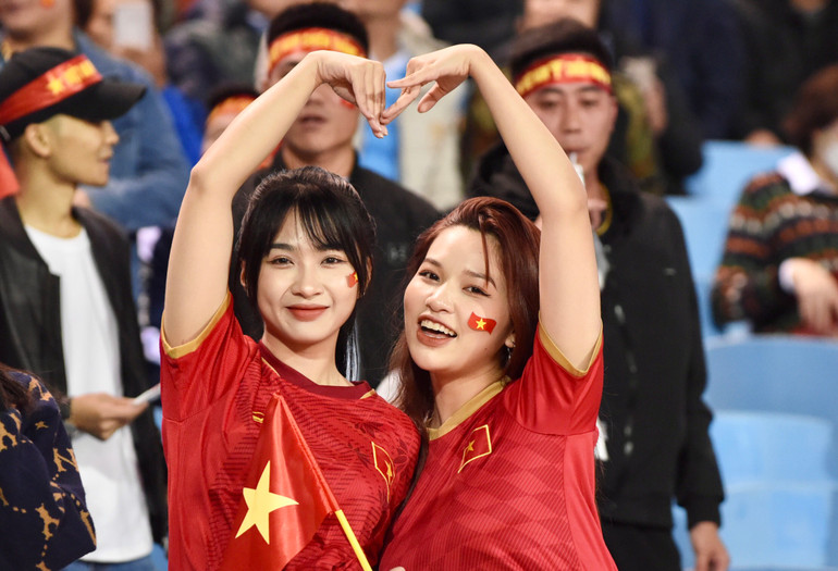 Những cô gái xinh đẹp tới cổ vũ đội tuyển Việt Nam.