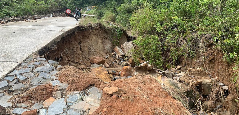Đà Nẵng khẩn trương khắc phục sạt lở tại khu vực bán đảo Sơn Trà ảnh 2 Đà Nẵng khẩn trương khắc phục sạt lở tại khu vực bán đảo Sơn Trà ảnh 2