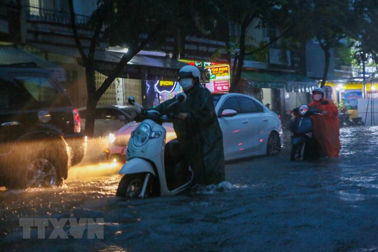 [Ảnh] Đà Nẵng: Mưa lớn kéo dài, nhiều tuyến đường ngập sâu trong nước ảnh 1