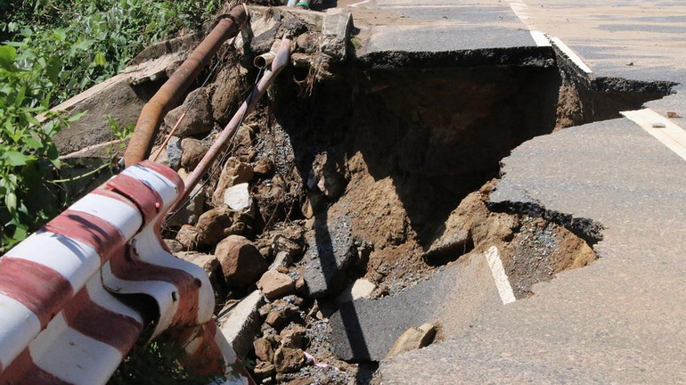 Đà Nẵng khẩn trương khắc phục sạt lở tại khu vực bán đảo Sơn Trà ảnh 5 Đà Nẵng khẩn trương khắc phục sạt lở tại khu vực bán đảo Sơn Trà ảnh 5