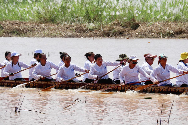 Vientiane: Sôi nổi lễ hội đua thuyền trên sông Mekong ảnh 8