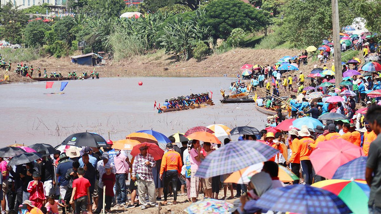 Vientiane: Sôi nổi lễ hội đua thuyền trên sông Mekong ảnh 1