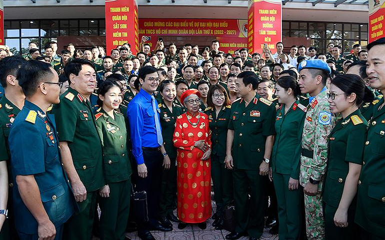 Các đại biểu trò chuyện bên lề Đại hội. Các đại biểu trò chuyện bên lề Đại hội.