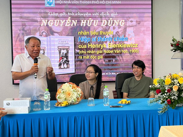 Dịch giả Nguyễn Hữu Dũng chia sẻ quá trình dịch tác phẩm “Hiệp sĩ Thánh chiến” của văn hào Ba Lan Henryk Sienkiewicz. Dịch giả Nguyễn Hữu Dũng chia sẻ quá trình dịch tác phẩm “Hiệp sĩ Thánh chiến” của văn hào Ba Lan Henryk Sienkiewicz.