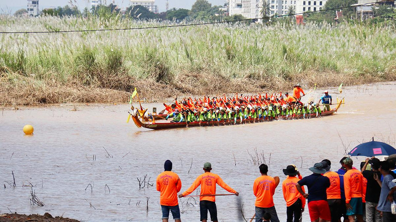 Vientiane: Sôi nổi lễ hội đua thuyền trên sông Mekong ảnh 2