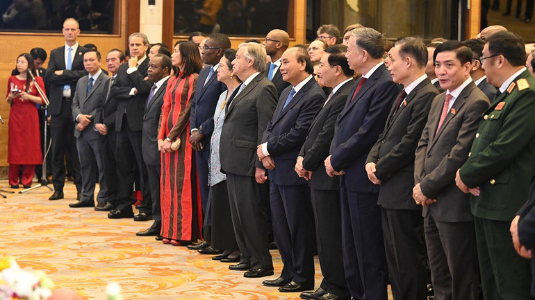 Chủ tịch nước Nguyễn Xuân Phúc và Tổng Thư ký Liên hợp quốc Antonio Guterres cùng các đại biểu dự lễ kỷ niệm.